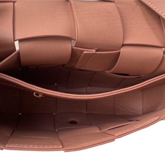 NEW WOVEN MAUVE CROSSBODY PURSE SNAP ENCLOSURE INSIDE ZIPPER ADJUSTABLE STRAP - Picture 4 of 9